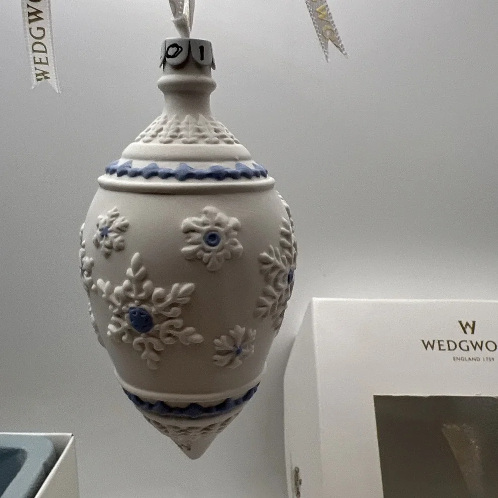 Wedgwood Teardrop White & Blue Snowflakes Christmas Ornament w/ Box 4.5